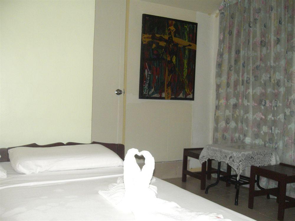 Oyo 200 Ponce Suites Art Hotel Davao ภายนอก รูปภาพ