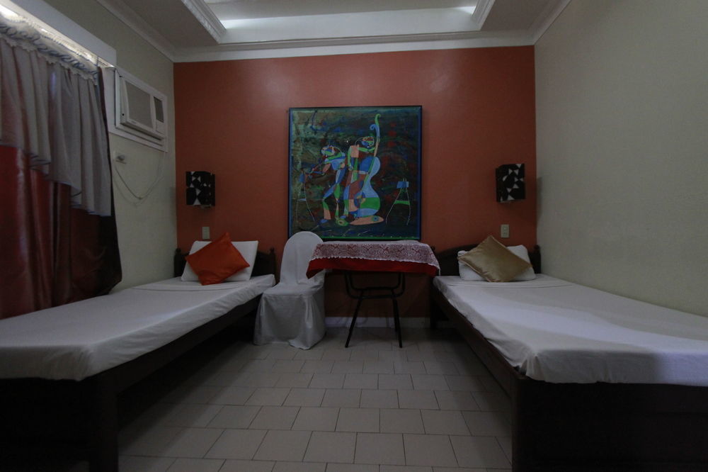 Oyo 200 Ponce Suites Art Hotel Davao ภายนอก รูปภาพ