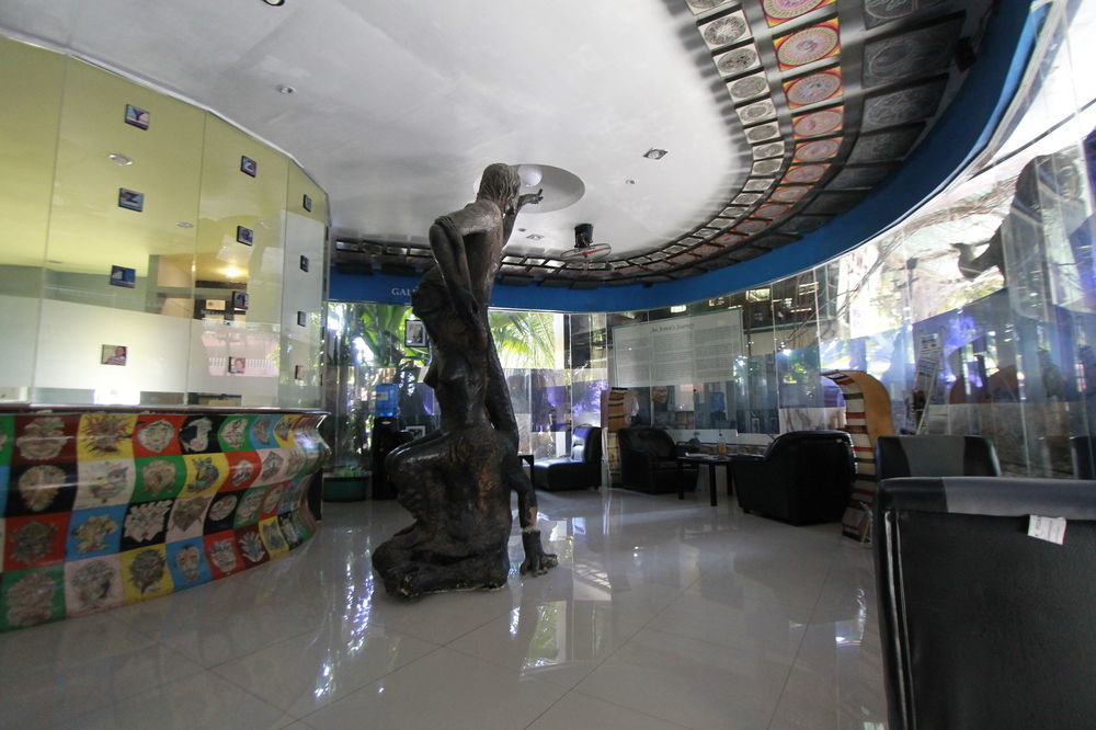 Oyo 200 Ponce Suites Art Hotel Davao ภายนอก รูปภาพ