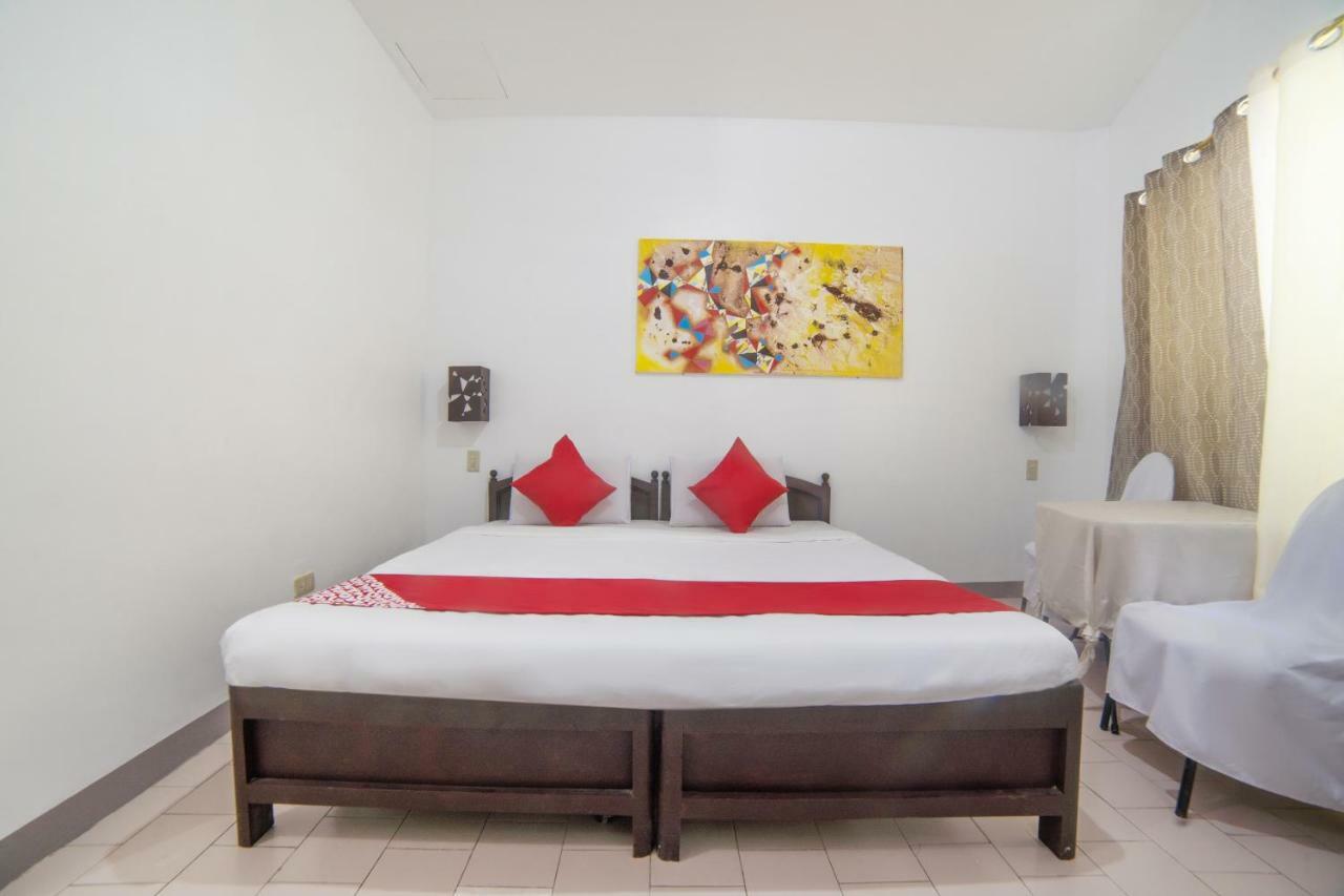 Oyo 200 Ponce Suites Art Hotel Davao ภายนอก รูปภาพ