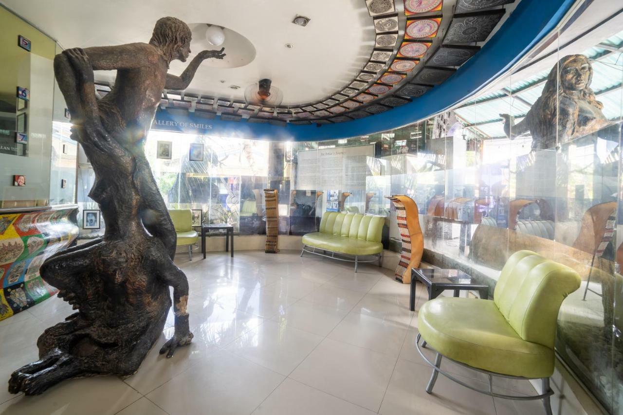 Oyo 200 Ponce Suites Art Hotel Davao ภายนอก รูปภาพ